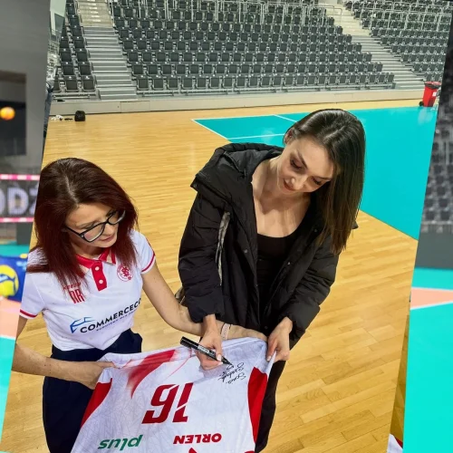 Pomagamy!  Podpisana koszulka z Mistrzostw Europy od Sonii Stefanik trafia na licytację! 🏐🔥

Z dumą wspieramy IV edycję 